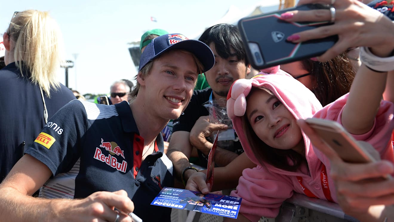 Brendon Hartley (NZL) Scuderia Toro Rosso fans selfie at Formula One World Championship, Rd20, Abu Dhabi Grand Prix, Qualifying, Yas Marina Circuit, Abu Dhabi, UAE, Saturday 25 November 2017. © Simon Galloway/Sutton Images