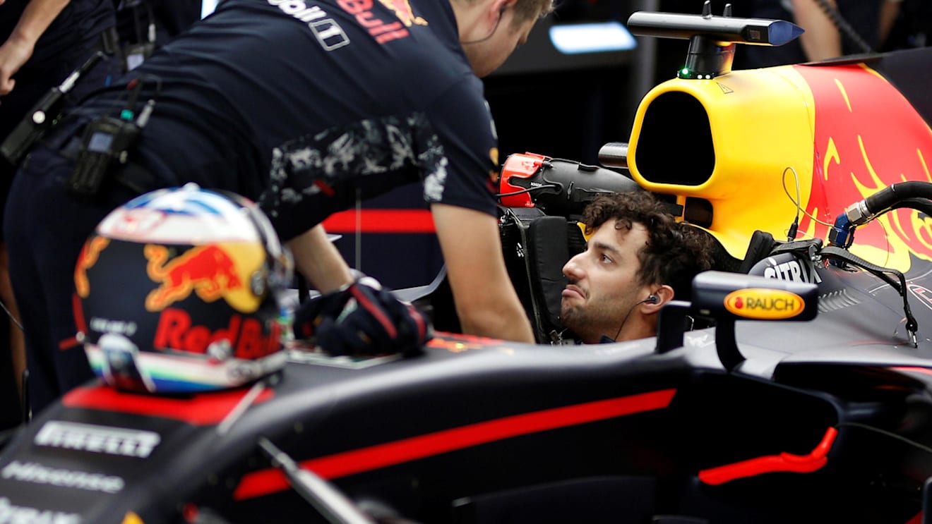 Daniel Ricciardo (AUS) Red Bull Racing RB13 at Formula One World Championship, Rd20, Abu Dhabi Grand Prix, Qualifying, Yas Marina Circuit, Abu Dhabi, UAE, Saturday 25 November 2017. © Manuel Goria/Sutton Images