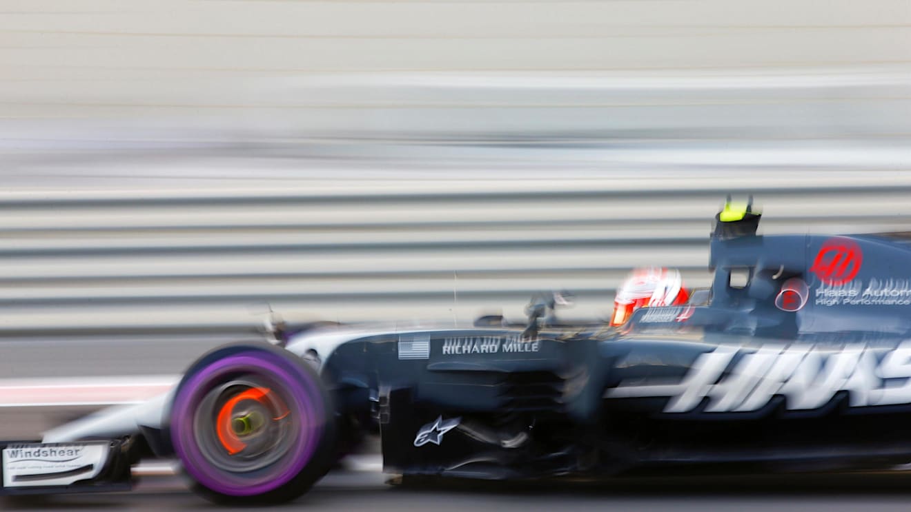 Kevin Magnussen (DEN) Haas VF-17 and glowing brake discs at Formula One World Championship, Rd20, Abu Dhabi Grand Prix, Qualifying, Yas Marina Circuit, Abu Dhabi, UAE, Saturday 25 November 2017. © Andy Hone/LAT/Sutton Images