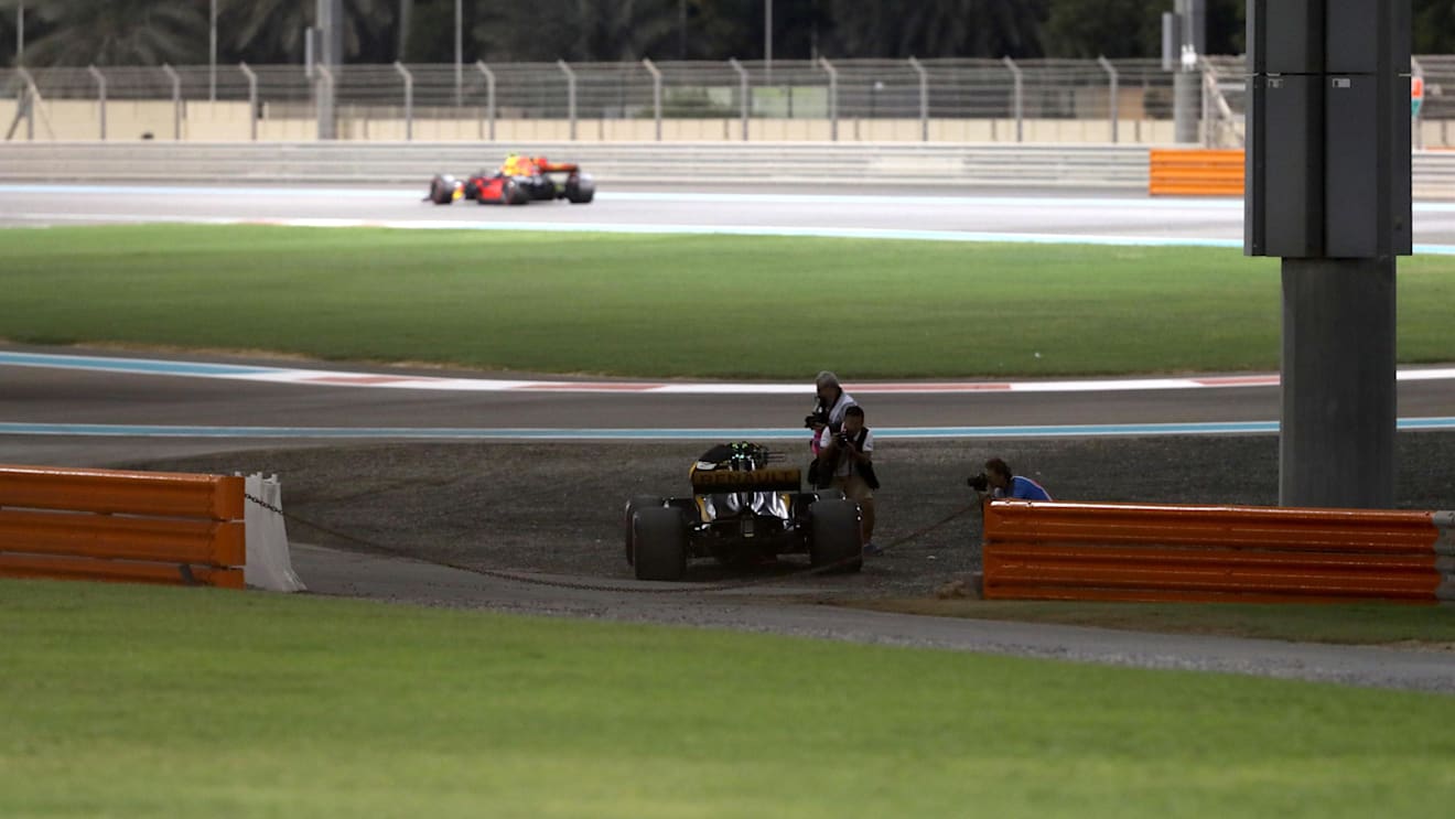 Carlos Sainz (ESP) Renault Sport F1 Team RS17 retires from the race at Formula One World Championship, Rd20, Abu Dhabi Grand Prix, Race, Yas Marina Circuit, Abu Dhabi, UAE, Sunday 26 November 2017. © Simon Galloway/Sutton Images