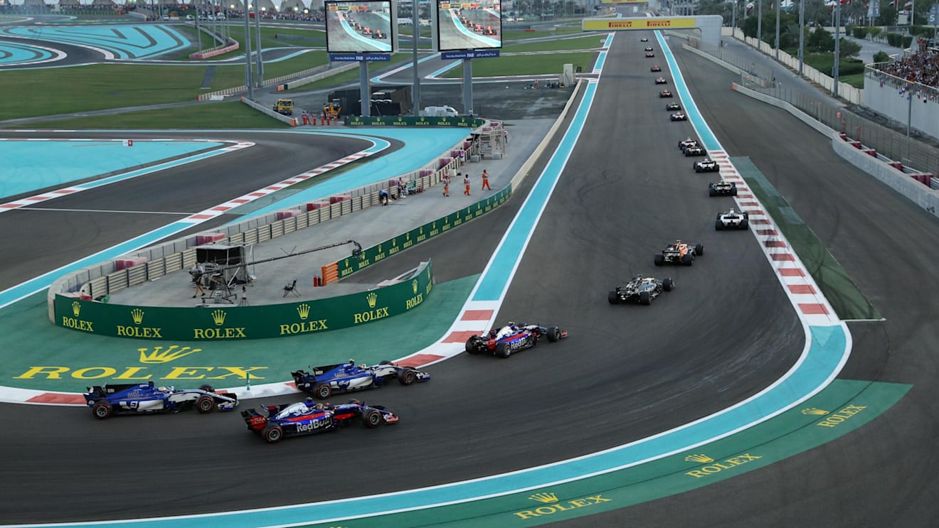 Start of the race at Formula One World Championship, Rd20, Abu Dhabi Grand Prix, Race, Yas Marina Circuit, Abu Dhabi, UAE, Sunday 26 November 2017. © Simon Galloway/Sutton Images