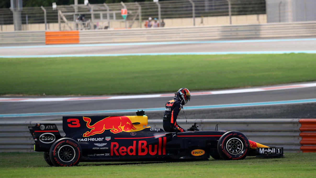 Daniel Ricciardo (AUS) Red Bull Racing RB13 retires from the race at Formula One World Championship, Rd20, Abu Dhabi Grand Prix, Race, Yas Marina Circuit, Abu Dhabi, UAE, Sunday 26 November 2017. © Kym Illman/Sutton Images
