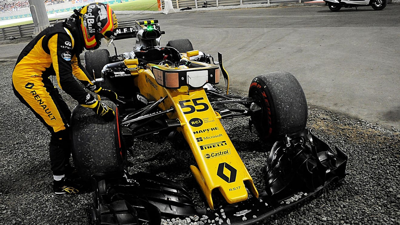 Race retiree Carlos Sainz (ESP) Renault Sport F1 Team RS17 at Formula One World Championship, Rd20, Abu Dhabi Grand Prix, Race, Yas Marina Circuit, Abu Dhabi, UAE, Sunday 26 November 2017. © Rubio/Sutton Images