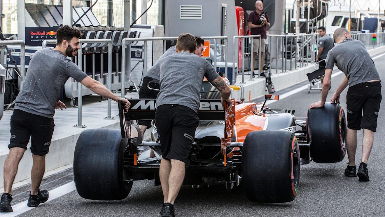 McLarem mechanics with McLaren MCL32 in pit lane at Formula One World Championship, Rd20, Abu Dhabi Grand Prix, Preparations, Yas Marina Circuit, Abu Dhabi, UAE, Thursday 23 November 2017. © Manuel Goria/Sutton Images