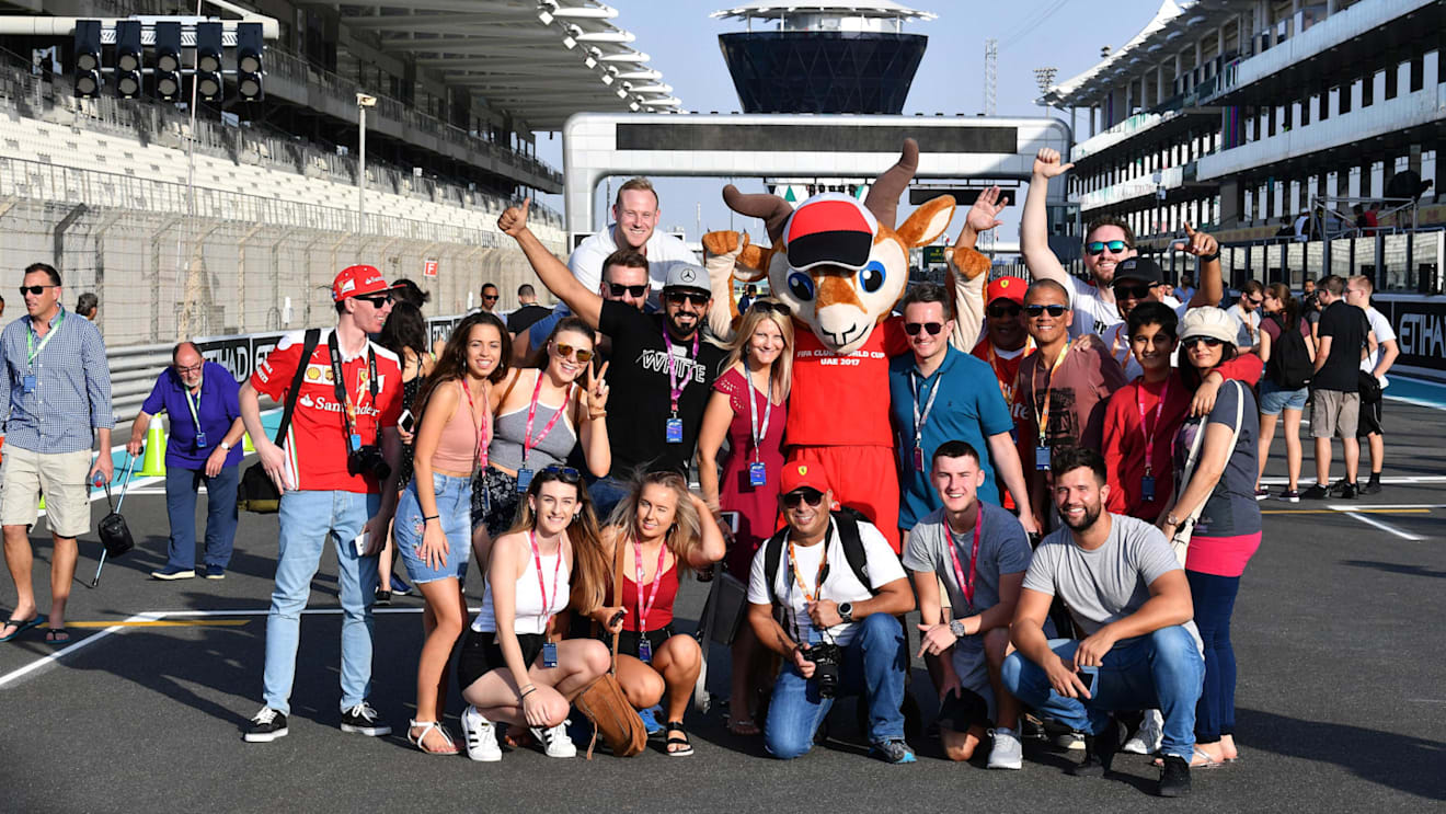Fans at Formula One World Championship, Rd20, Abu Dhabi Grand Prix, Preparations, Yas Marina Circuit, Abu Dhabi, UAE, Thursday 23 November 2017. © Mark Sutton/Sutton Images