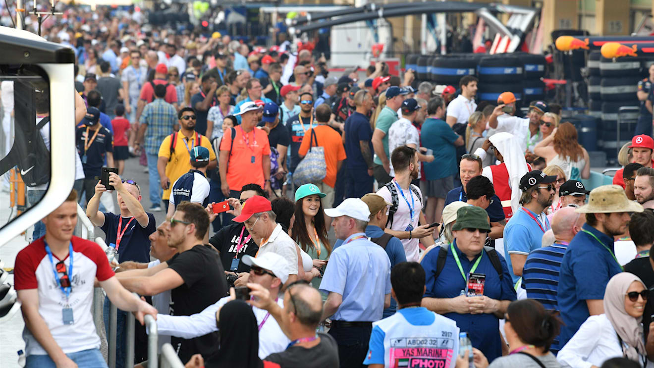 Fans in pit lane at Formula One World Championship, Rd20, Abu Dhabi Grand Prix, Preparations, Yas Marina Circuit, Abu Dhabi, UAE, Thursday 23 November 2017. © Mark Sutton/Sutton Images