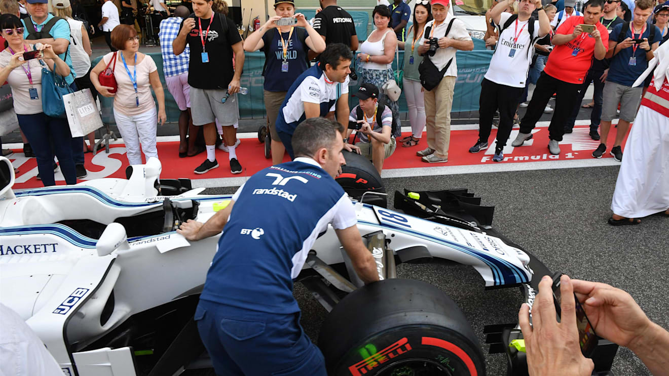 Fans in pit lane and Williams FW40 at Formula One World Championship, Rd20, Abu Dhabi Grand Prix, Preparations, Yas Marina Circuit, Abu Dhabi, UAE, Thursday 23 November 2017. © Mark Sutton/Sutton Images