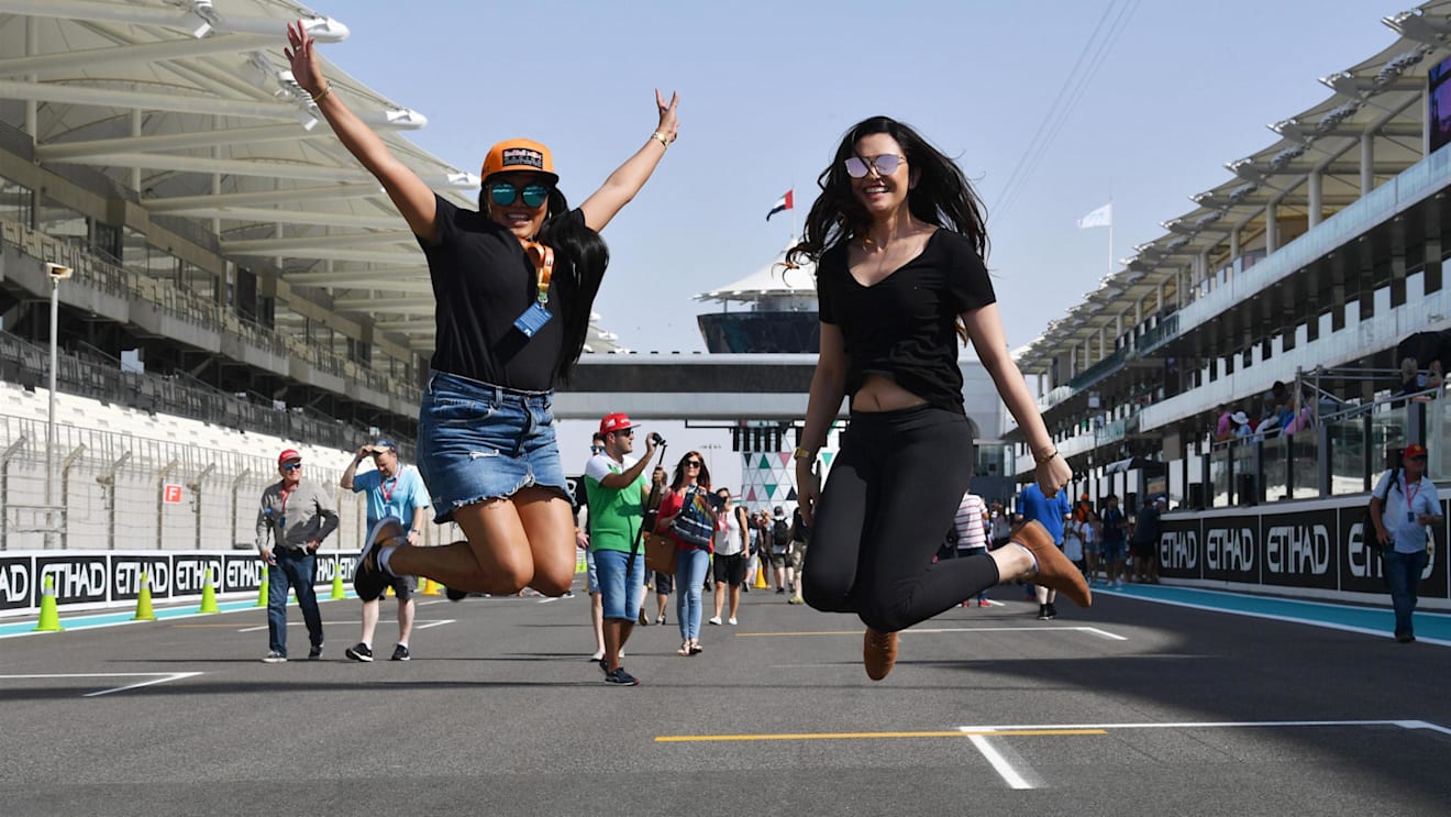 Fans on the grid at Formula One World Championship, Rd20, Abu Dhabi Grand Prix, Preparations, Yas Marina Circuit, Abu Dhabi, UAE, Thursday 23 November 2017. © Mark Sutton/Sutton Images