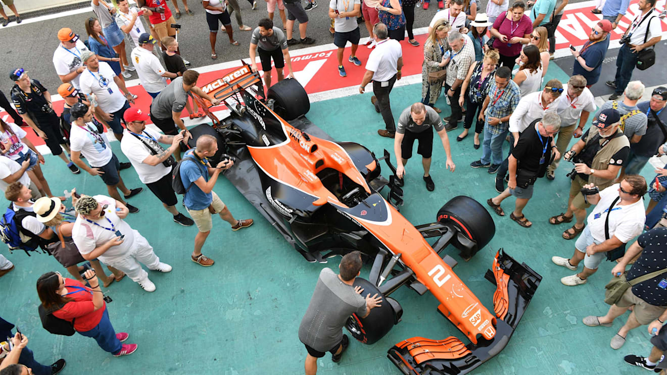 McLaren MCL32 and fans in pit lane at Formula One World Championship, Rd20, Abu Dhabi Grand Prix, Preparations, Yas Marina Circuit, Abu Dhabi, UAE, Thursday 23 November 2017. © Mark Sutton/Sutton Images