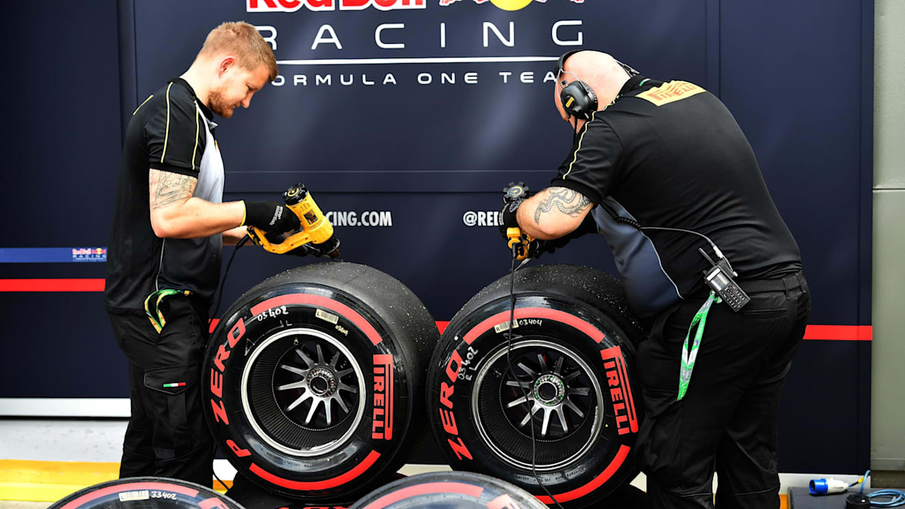 Pirelli engineers at Formula One World Championship, Rd1, Australian Grand Prix, Practice, Albert Park, Melbourne, Australia, Friday 24 March 2017. © Sutton Motorsport Images