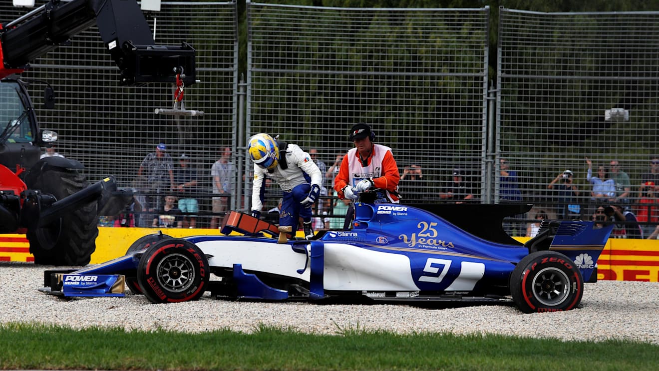 Marcus Ericsson (SWE) Sauber C36 span into the grvael in FP2 at Formula One World Championship, Rd1, Australian Grand Prix, Practice, Albert Park, Melbourne, Australia, Friday 24 March 2017. © Sutton Motorsport Images