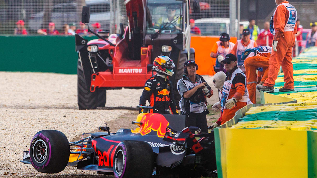 Daniel Ricciardo (AUS) Red Bull Racing RB13 crashes in Q3 at Formula One World Championship, Rd1, Australian Grand Prix, Qualifying, Albert Park, Melbourne, Australia, Saturday 25 March 2017. © Sutton Motorsport Images
