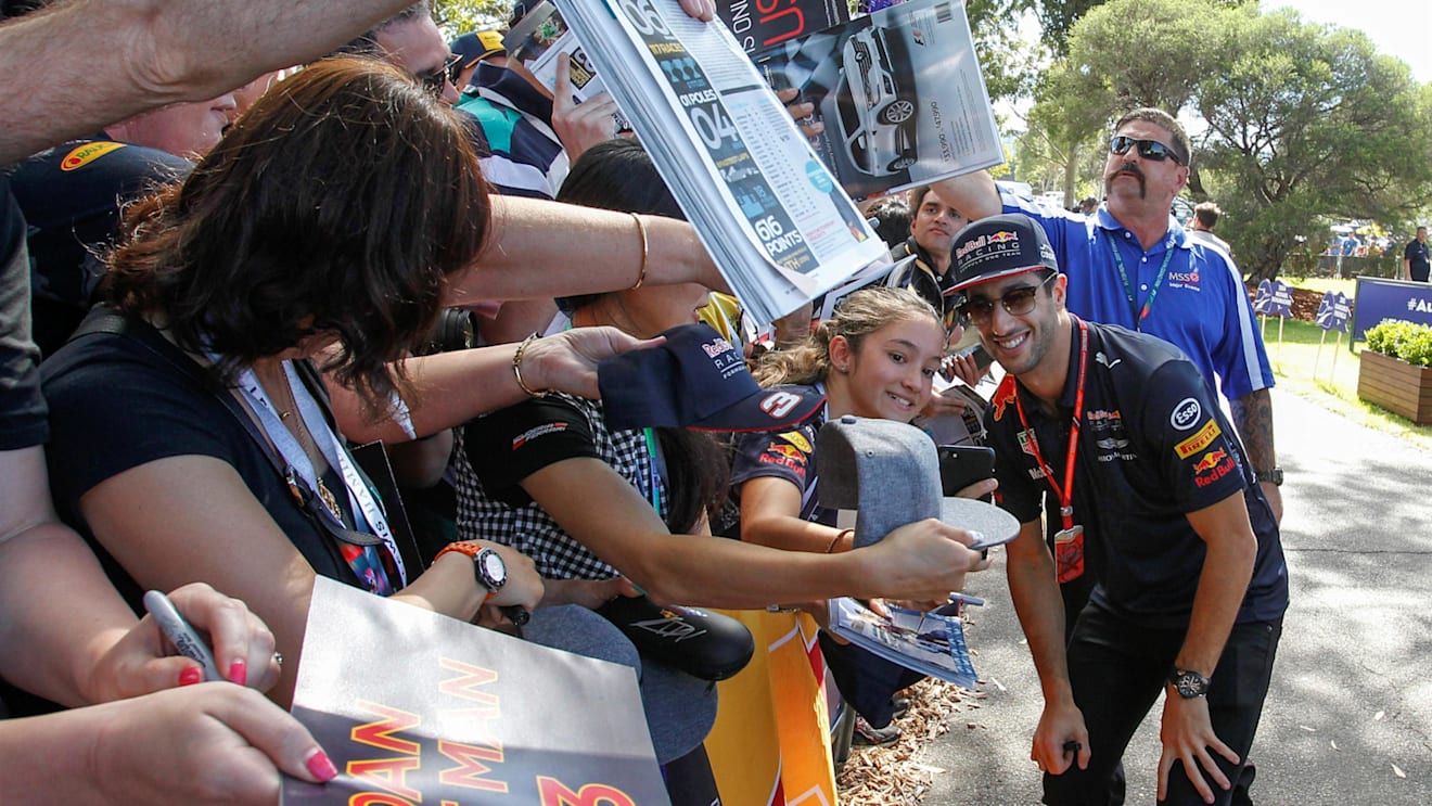 Daniel Ricciardo (AUS) Red Bull Racing fans selfie at Formula One World Championship, Rd1, Australian Grand Prix, Qualifying, Albert Park, Melbourne, Australia, Saturday 25 March 2017. © Sutton Motorsport Images