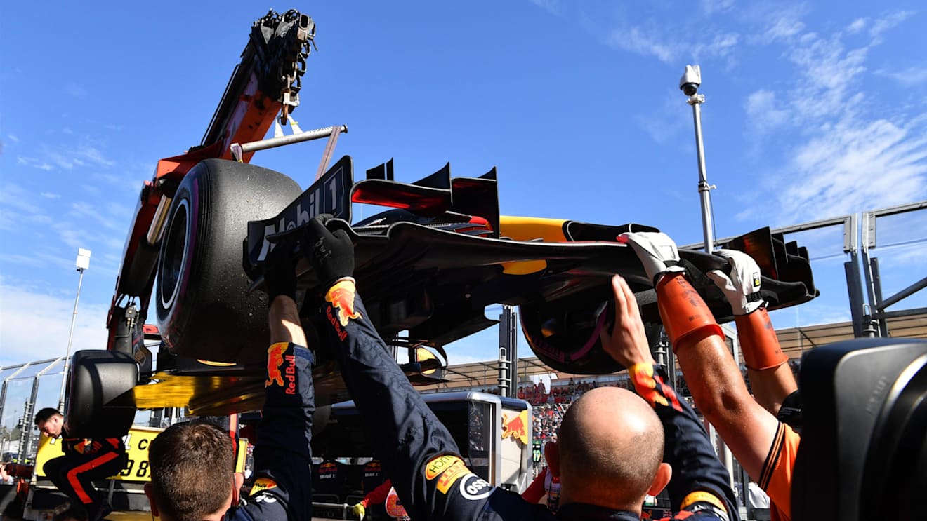 The car of Daniel Ricciardo (AUS) Red Bull Racing RB13 recovered to the pits after stopping on the way to the grid at Formula One World Championship, Australian Grand Prix, Albert Park, Melbourne, Australia, Sunday 26 March 2017. © Sutton Motorsport Images