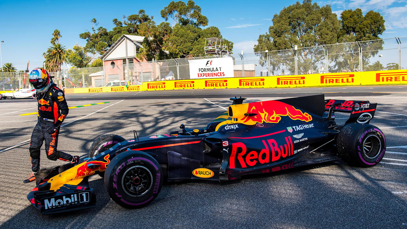 Daniel Ricciardo (AUS) Red Bull Racing RB13 retires from the race at Formula One World Championship, Rd1, Australian Grand Prix, Race, Albert Park, Melbourne, Australia, Sunday 26 March 2017. © Sutton Motorsport Images
