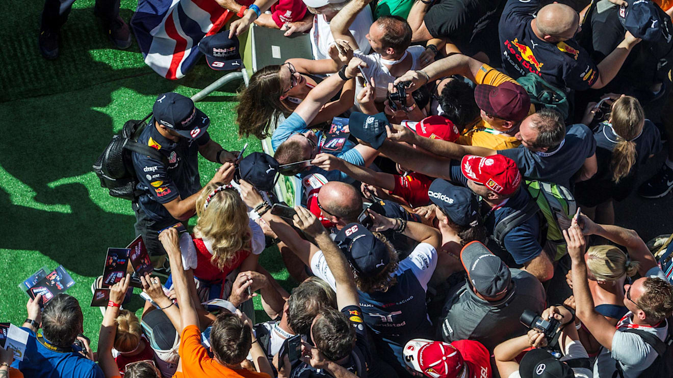 From Sunday... Daniel Ricciardo (AUS) Red Bull Racing signs autographs for the fans at Formula One World Championship, Rd9, Austrian Grand Prix, Race, Spielberg, Austria, Sunday 9 July 2017. © Sutton Images