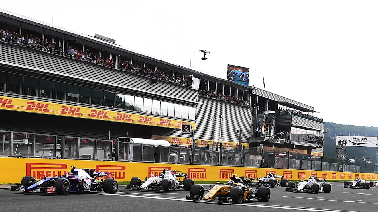 Sainz jr (ESP) Scuderia Toro Rosso STR12 and Palmer (GBR) Renault Sport F1 Team RS17 at the start of the race at Formula One World Championship, Rd12, Belgian Grand Prix, Race, Spa Francorchamps, Belgium, Sunday 27 August 2017. © Sutton Images