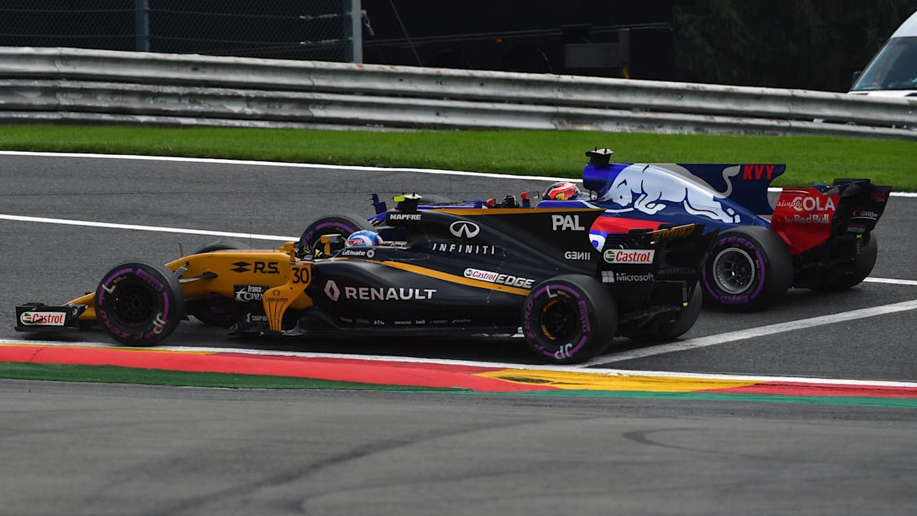 Jolyon Palmer (GBR) Renault Sport F1 Team RS17 and Daniil Kvyat (RUS) Scuderia Toro Rosso STR12 battle at Formula One World Championship, Rd12, Belgian Grand Prix, Race, Spa Francorchamps, Belgium, Sunday 27 August 2017. © Sutton Images