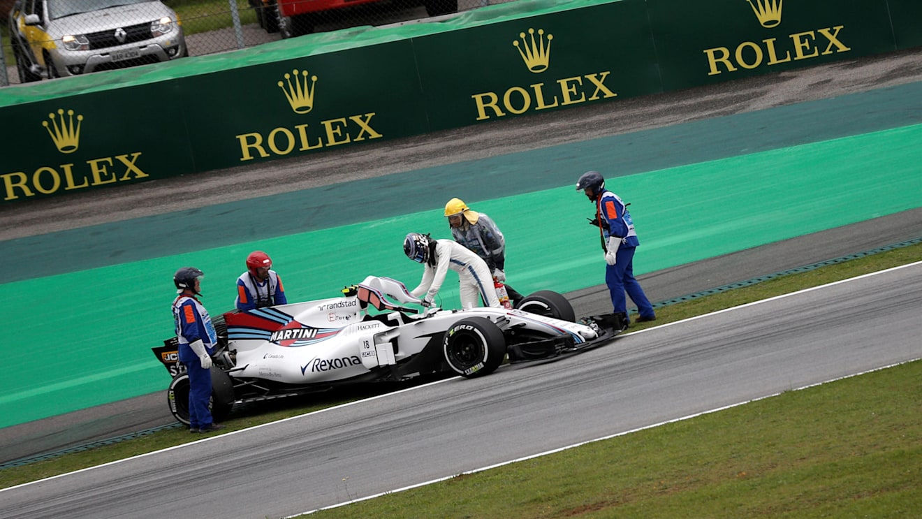 Marshals recover the car of Lance Stroll (CDN) Williams FW40 after stopping on track in FP3 at Formula One World Championship, Rd19, Brazilian Grand Prix, Qualifying, Interlagos, Sao Paulo, Brazil, Saturday 11 November 2017. © Manuel Goria/Sutton Images