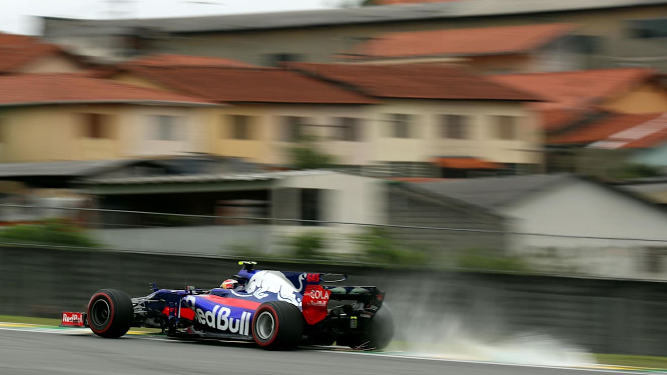 Pierre Gasly (FRA) Scuderia Toro Rosso STR12 runs wide onto the kerb at Formula One World Championship, Rd19, Brazilian Grand Prix, Qualifying, Interlagos, Sao Paulo, Brazil, Saturday 11 November 2017. © Kym Illman/Sutton Images