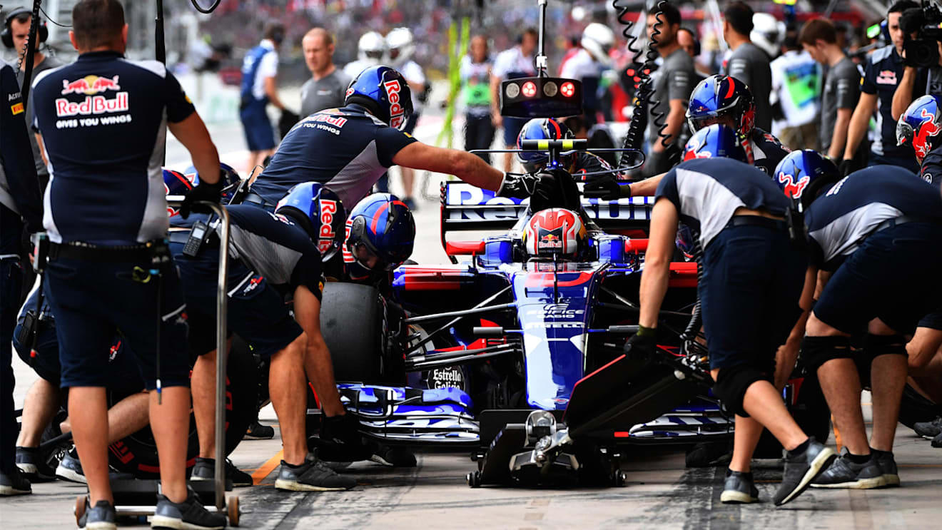 Pierre Gasly (FRA) Scuderia Toro Rosso STR12 pit stop at Formula One World Championship, Rd19, Brazilian Grand Prix, Qualifying, Interlagos, Sao Paulo, Brazil, Saturday 11 November 2017. © Mark Sutton/Sutton Images