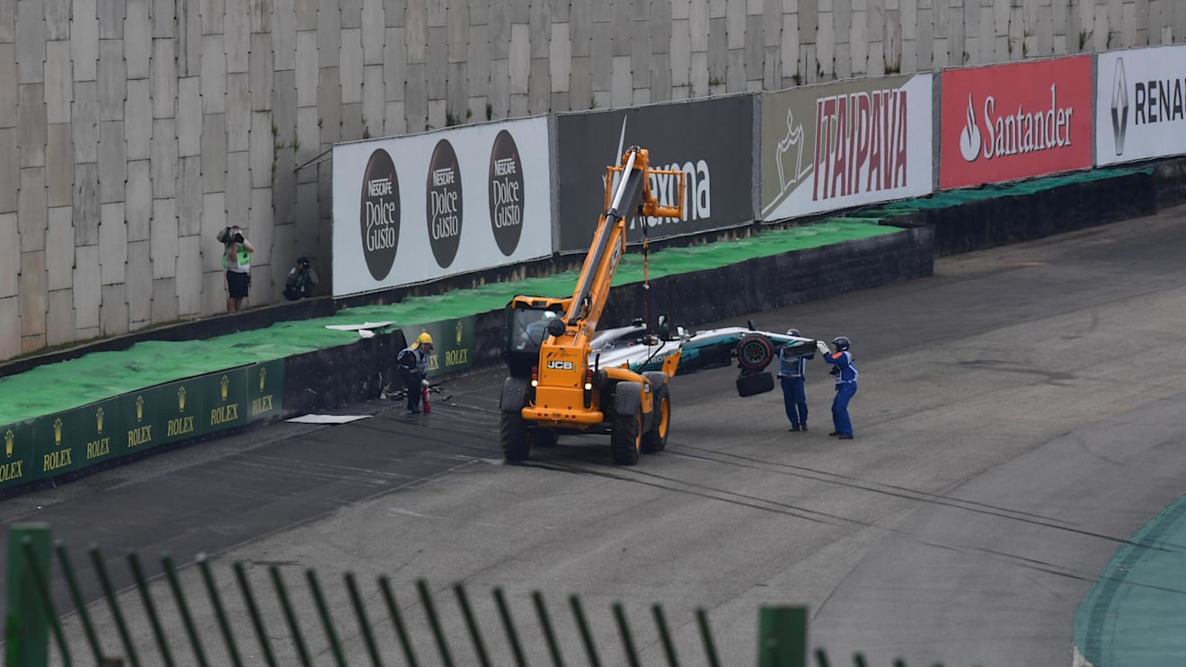 The crashed car of Lewis Hamilton (GBR) Mercedes-Benz F1 W08 Hybrid is recovered in Q1 at Formula One World Championship, Rd19, Brazilian Grand Prix, Qualifying, Interlagos, Sao Paulo, Brazil, Saturday 11 November 2017. © Mark Sutton/Sutton Images
