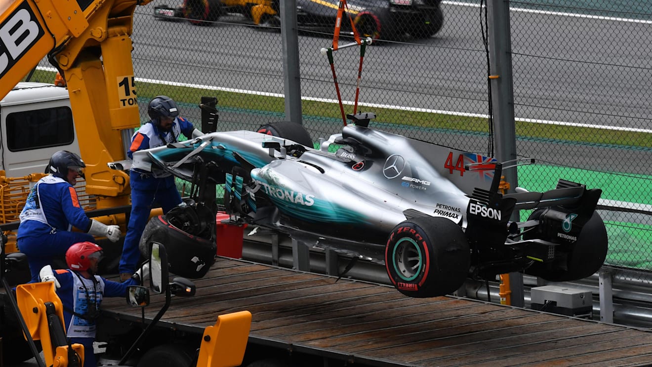 The crashed car of Lewis Hamilton (GBR) Mercedes-Benz F1 W08 Hybrid is recovered in Q1 at Formula One World Championship, Rd19, Brazilian Grand Prix, Qualifying, Interlagos, Sao Paulo, Brazil, Saturday 11 November 2017. © Mark Sutton/Sutton Images