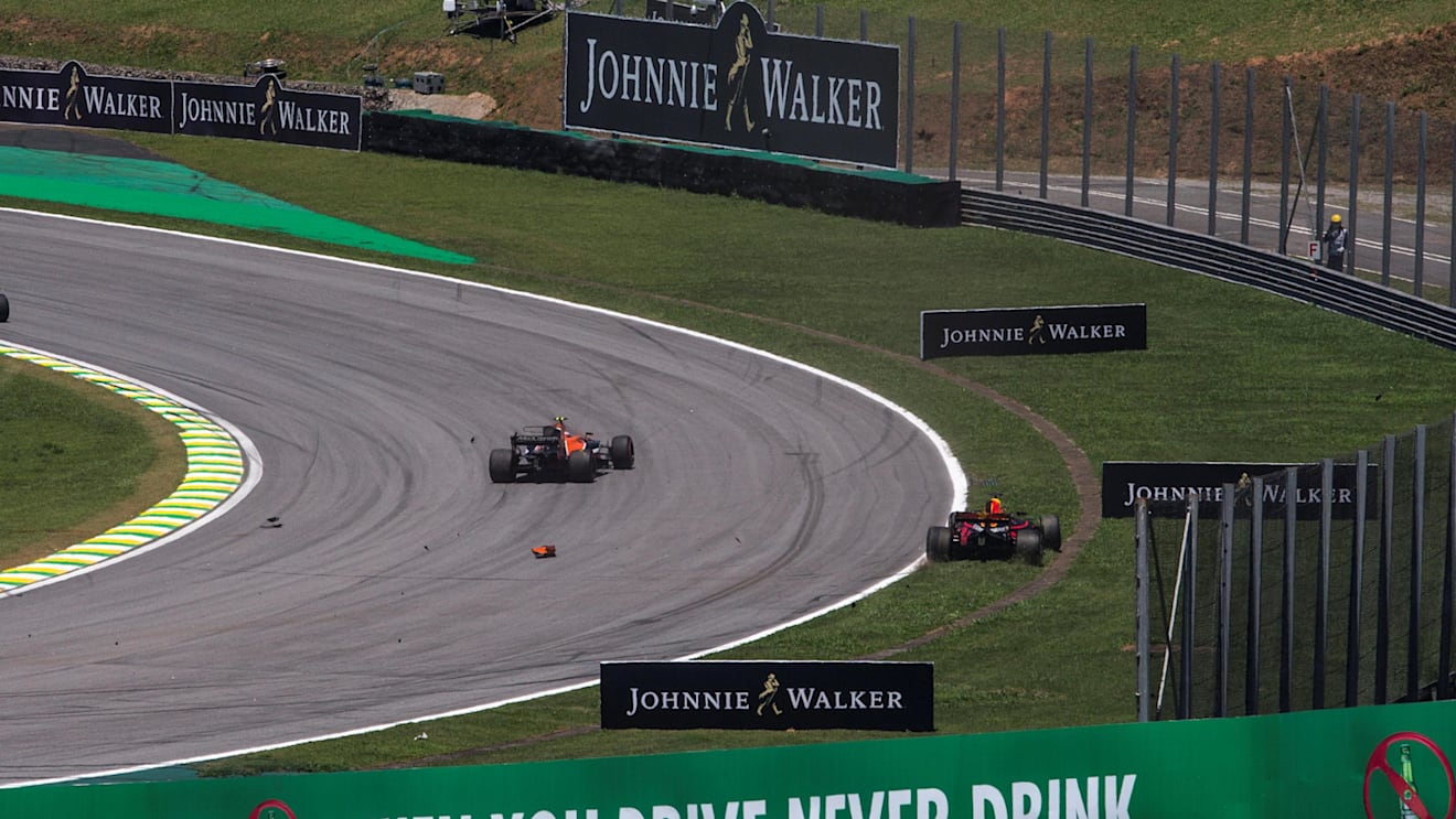 Daniel Ricciardo (AUS) Red Bull Racing RB13 and Stoffel Vandoorne (BEL) McLaren MCL32 collide at the start of the race at Formula One World Championship, Rd19, Brazilian Grand Prix, Race, Interlagos, Sao Paulo, Brazil, Sunday 12 November 2017. © Manuel Goria/Sutton Images