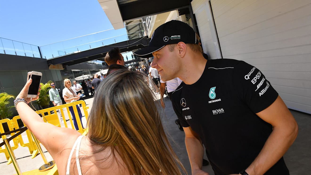 Valtteri Bottas (FIN) Mercedes AMG F1 fans selfie at Formula One World Championship, Rd19, Brazilian Grand Prix, Race, Interlagos, Sao Paulo, Brazil, Sunday 12 November 2017. © Mark Sutton/Sutton Images