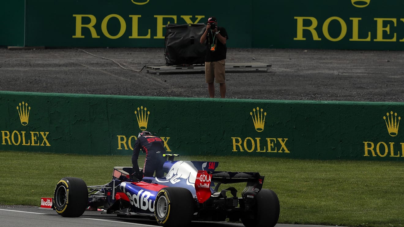 Carlos Sainz jr (ESP) Scuderia Toro Rosso STR12 stops on track in FP1 at Formula One World Championship, Rd7, Canadian Grand Prix, Practice, Montreal, Canada, Friday 9 June 2017. © Sutton Motorsport Images