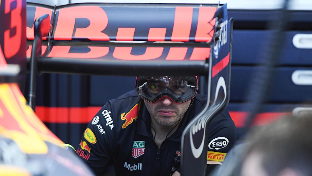 Red Bull Racing RB13 rear wing and mechanic at Formula One World Championship, Rd7, Canadian Grand Prix, Qualifying, Montreal, Canada, Saturday 10 June 2017. © Sutton Motorsport Images