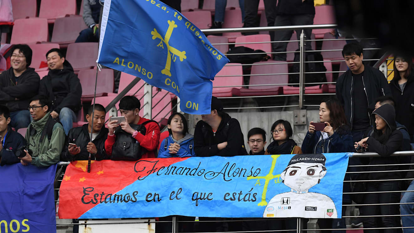 Fernando Alonso (ESP) McLaren fans and flags at Formula One World Championship, Rd2, Chinese Grand Prix, Practice, Shanghai, China, Friday 7 April 2017. © Sutton Motorsport Images