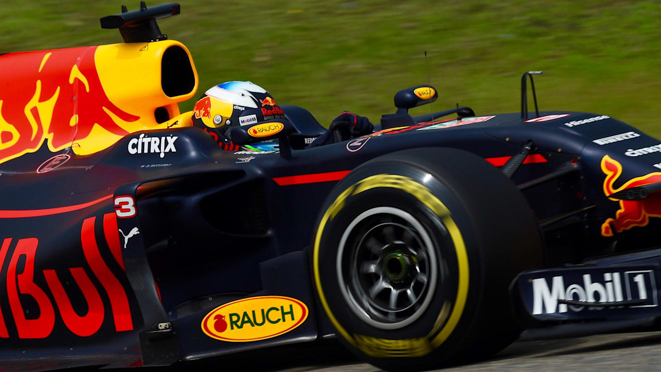 Daniel Ricciardo (AUS) Red Bull Racing RB13 at Formula One World Championship, Rd2, Chinese Grand Prix, Qualifying, Shanghai, China, Saturday 8 April 2017. © Sutton Motorsport Images