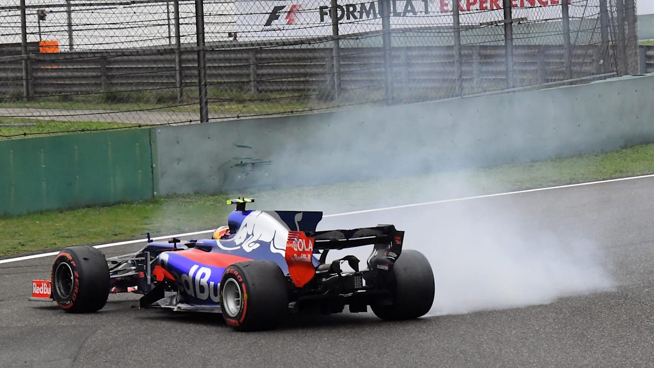 Carlos Sainz jr (ESP) Scuderia Toro Rosso STR12 runs wide and spins on Lap 1 at Formula One World Championship, Rd2, Chinese Grand Prix, Race, Shanghai, China, Sunday 9 April 2017. © Sutton Motorsport Images