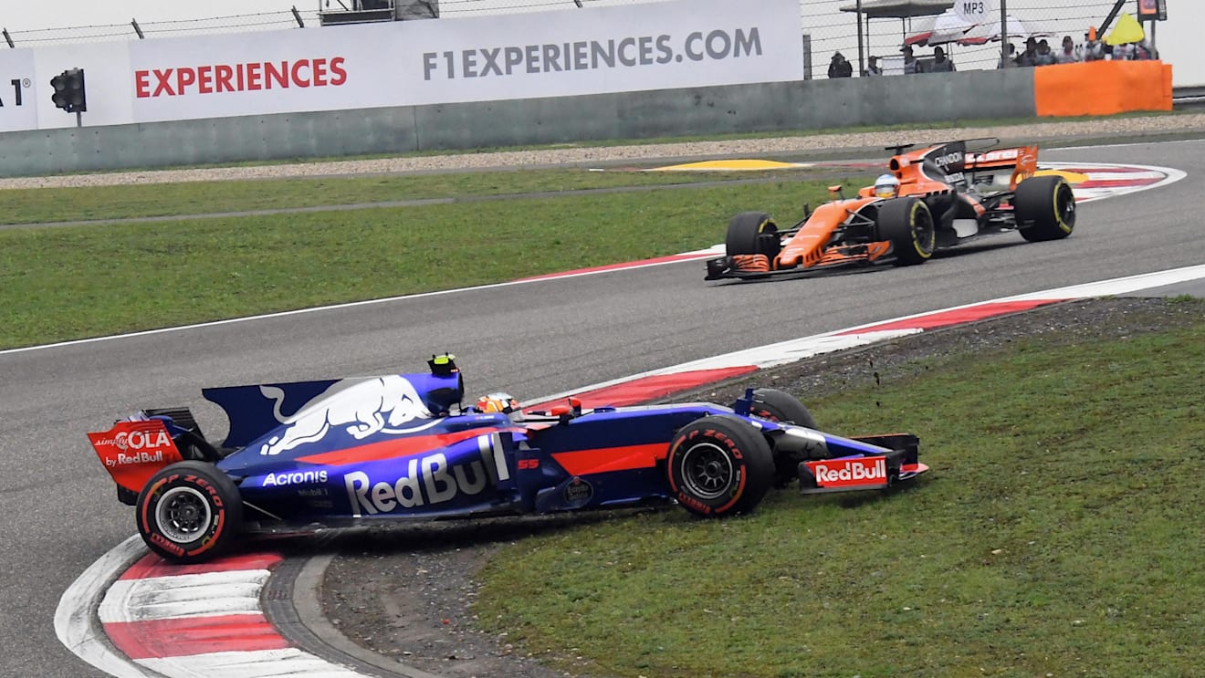 Carlos Sainz jr (ESP) Scuderia Toro Rosso STR12 runs wide and spins on Lap 1 at Formula One World Championship, Rd2, Chinese Grand Prix, Race, Shanghai, China, Sunday 9 April 2017. © Sutton Motorsport Images