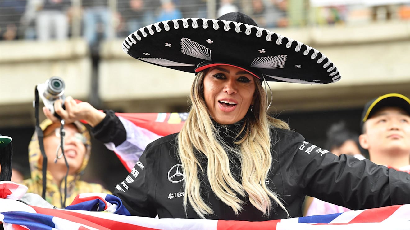 Lewis Hamilton (GBR) Mercedes AMG F1 fans and banners at Formula One World Championship, Rd2, Chinese Grand Prix, Race, Shanghai, China, Sunday 9 April 2017. © Sutton Motorsport Images