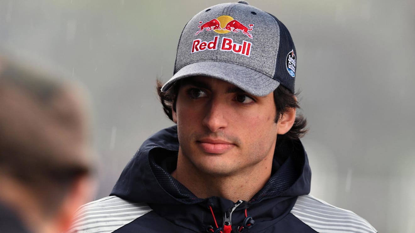 Carlos Sainz jr (ESP) Scuderia Toro Rosso at Formula One World Championship, Rd2, Chinese Grand Prix, Preparations, Shanghai, China, Thursday 6 April 2017. © Sutton Motorsport Images