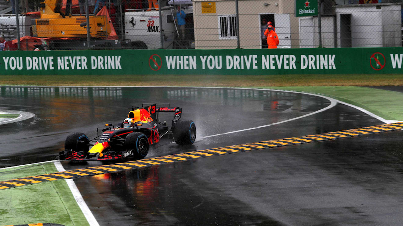 Daniel Ricciardo (AUS) Red Bull Racing RB13 runs wide at Formula One World Championship, Rd13, Italian Grand Prix, Qualifying, Monza, Italy, Saturday 2 September 2017. © Sutton Images