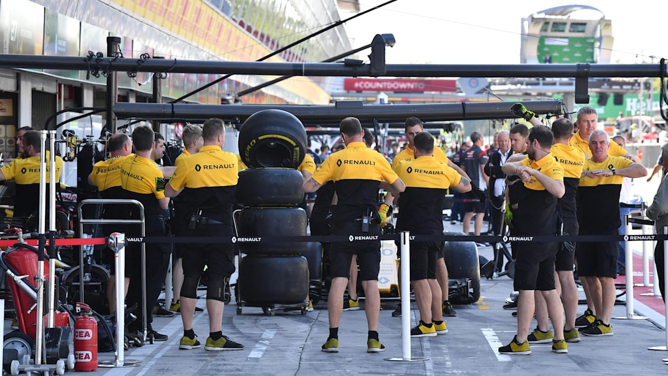 Renault Sport F1 Team Mechanics exercise in pitlane at Formula One World Championship, Rd13, Italian Grand Prix, Race, Monza, Italy, Sunday 3 September 2017. © Sutton Images