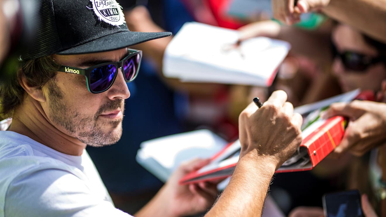 Fernando Alonso (ESP) McLaren signs autographs for the fans at Formula One World Championship, Rd13, Italian Grand Prix, Preparations, Monza, Italy, Thursday 31 August 2017. © Sutton Images