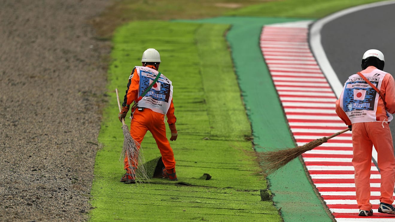 Marshals and loose astro turf at Formula One World Championship, Rd16, Japanese Grand Prix, Qualifying, Suzuka, Japan, Saturday 7 October 2017. © Kym Illman/Sutton Images