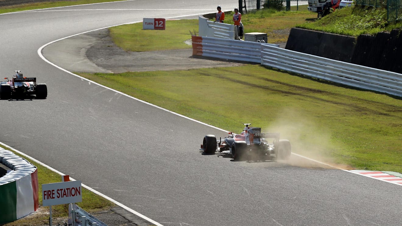 Stoffel Vandoorne (BEL) McLaren MCL32 runs wide onto the grass at Formula One World Championship, Rd16, Japanese Grand Prix, Race, Suzuka, Japan, Sunday 8 October 2017. © Kym Illman/Sutton Images