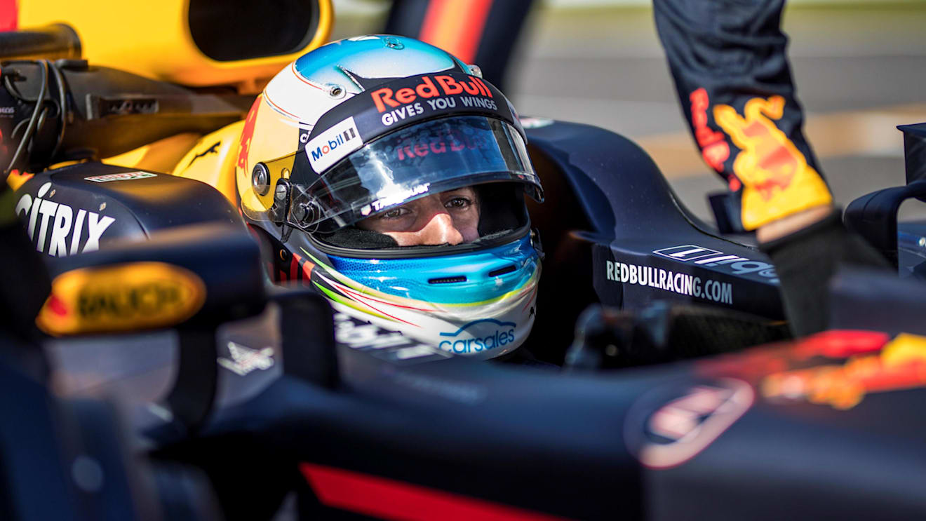 Daniel Ricciardo (AUS) Red Bull Racing RB13 on the grid at Formula One World Championship, Rd16, Japanese Grand Prix, Race, Suzuka, Japan, Sunday 8 October 2017. © Manuel Goria/Sutton Images