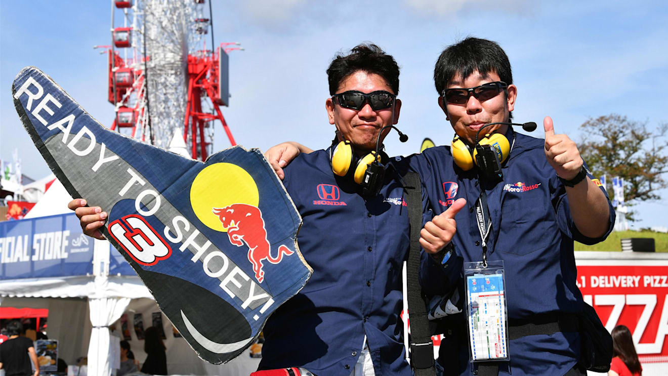 Daniel Ricciardo (AUS) Red Bull Racing fans and banner at Formula One World Championship, Rd16, Japanese Grand Prix, Race, Suzuka, Japan, Sunday 8 October 2017. © Mark Sutton/Sutton Images