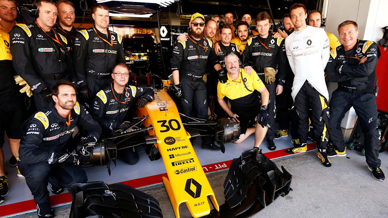 Jolyon Palmer (GBR) Renault Sport F1 Team poses with his mechanics before his last race at Formula One World Championship, Rd16, Japanese Grand Prix, Race, Suzuka, Japan, Sunday 8 October 2017. © Kym Illman/Sutton Images