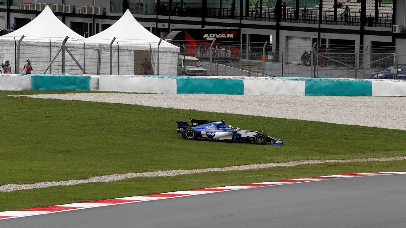Pascal Wehrlein (GER) Sauber C36 runs wide at Formula One World Championship, Rd15, Malaysian Grand Prix, Practice, Sepang, Malaysia, Friday 29 September 2017. © Manuel Goria/Sutton Images