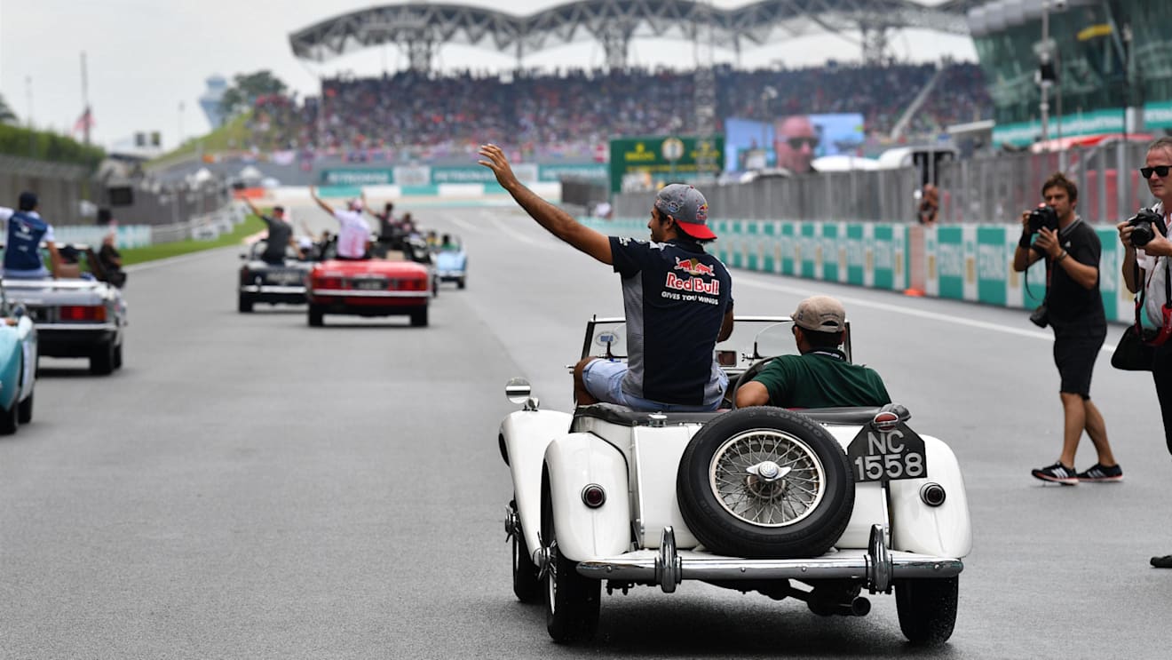 Carlos Sainz jr (ESP) Scuderia Toro Rosso on the drivers parade at Formula One World Championship, Rd15, Malaysian Grand Prix, Race, Sepang, Malaysia, Sunday 1 Octoberr 2017. © Mark Sutton/Sutton Images