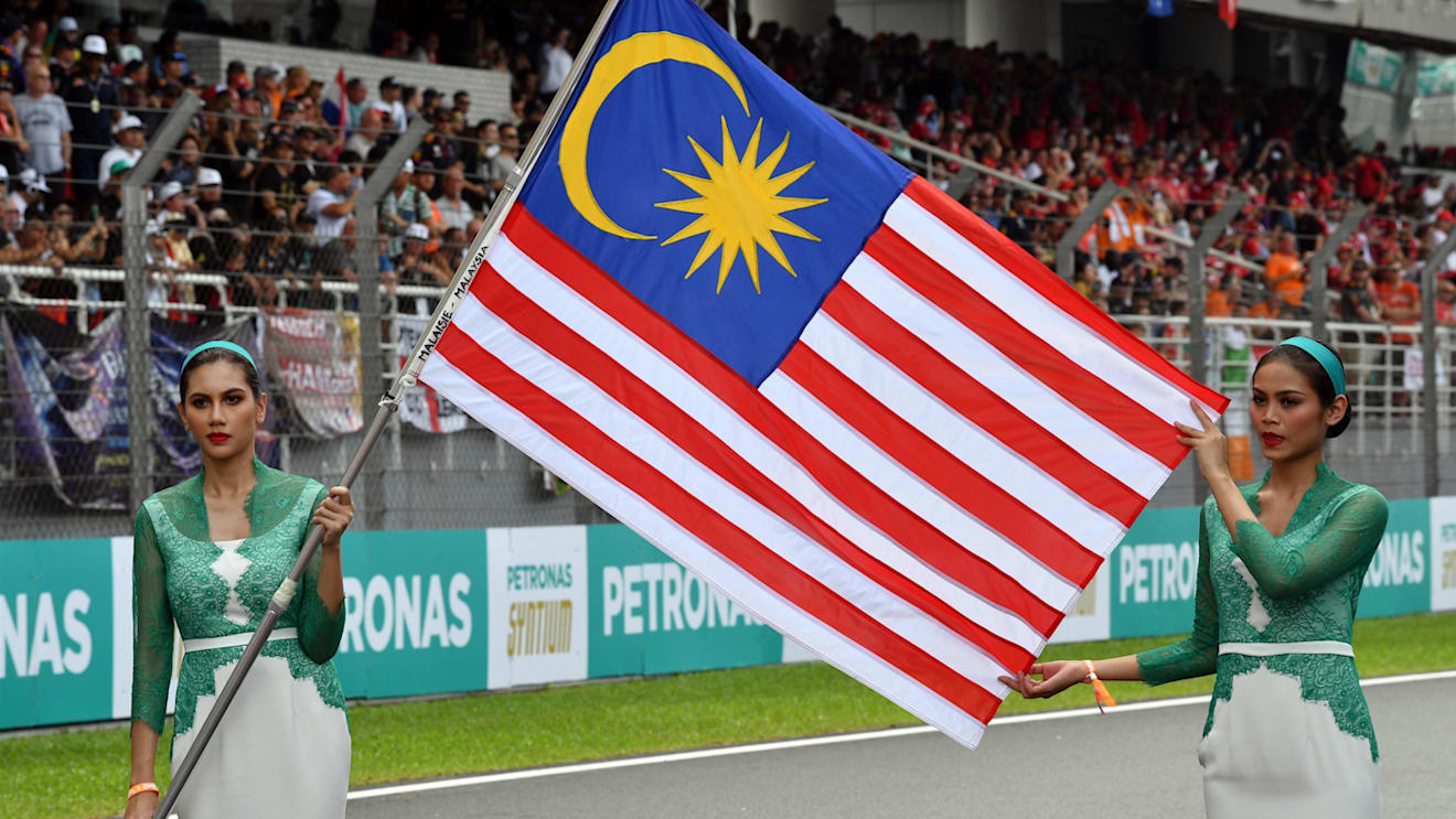 Grid girls with the Flag of Malaysia on the grid at Formula One World Championship, Rd15, Malaysian Grand Prix, Race, Sepang, Malaysia, Sunday 1 Octoberr 2017. © Mark Sutton/Sutton Images