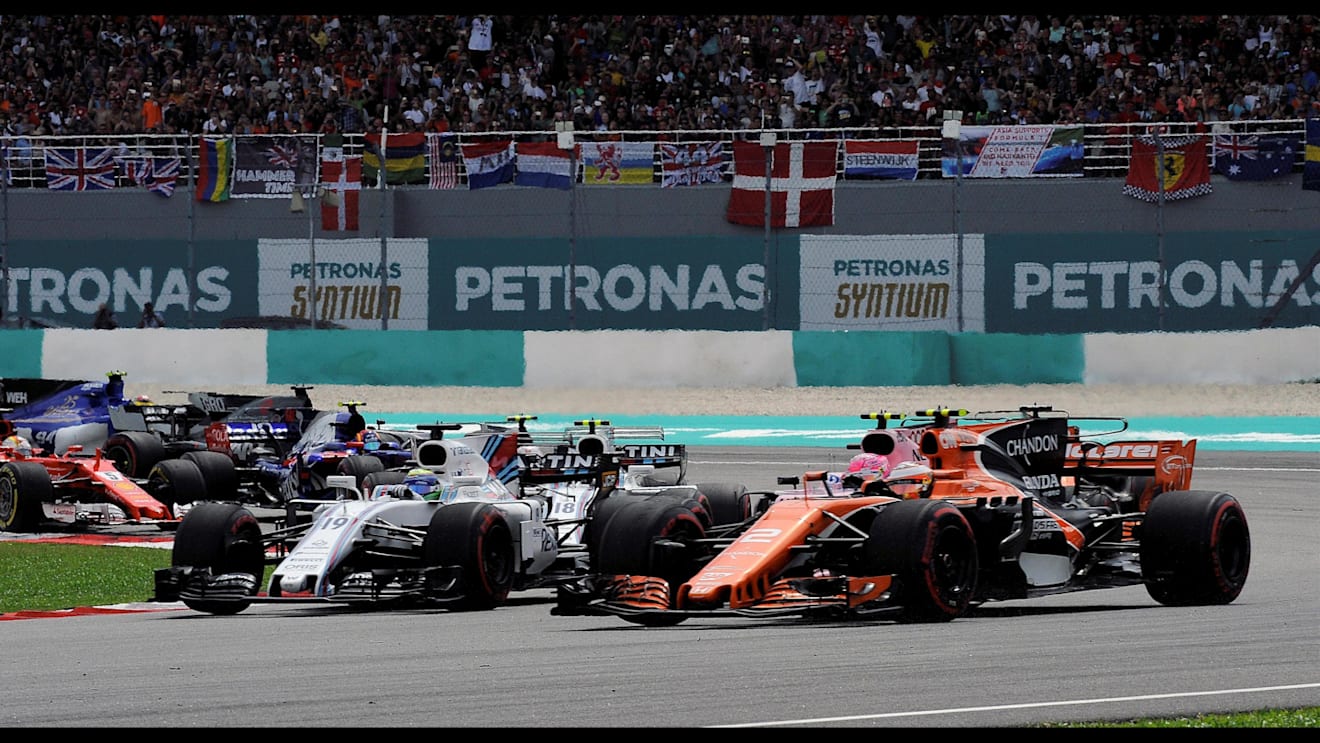 Stoffel Vandoorne (BEL) McLaren MCL32 battles with Felipe Massa (BRA) Williams FW40 at the start of the race at Formula One World Championship, Rd15, Malaysian Grand Prix, Race, Sepang, Malaysia, Sunday 1 October 2017. © Rubio/Sutton Images