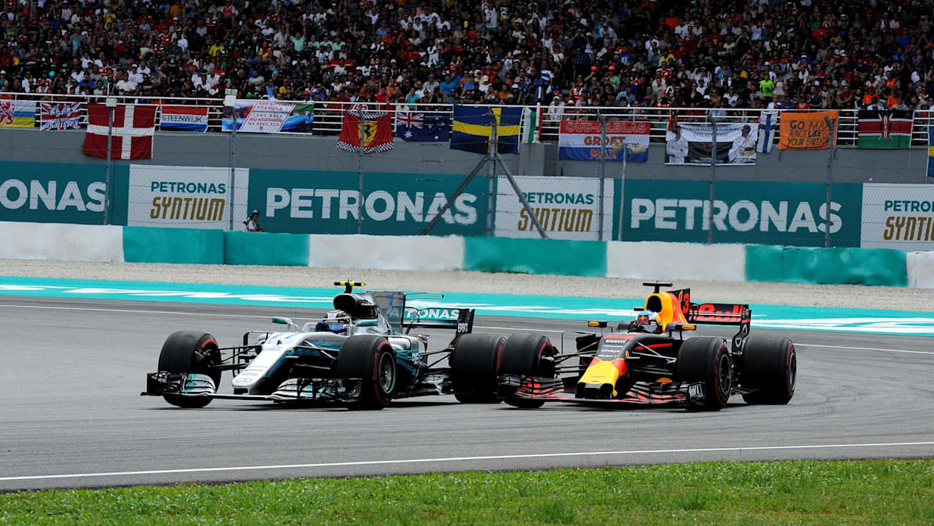 Valtteri Bottas (FIN) Mercedes-Benz F1 W08 Hybrid battles with Daniel Ricciardo (AUS) Red Bull Racing RB13 at Formula One World Championship, Rd15, Malaysian Grand Prix, Race, Sepang, Malaysia, Sunday 1 October 2017. © Rubio/Sutton Images